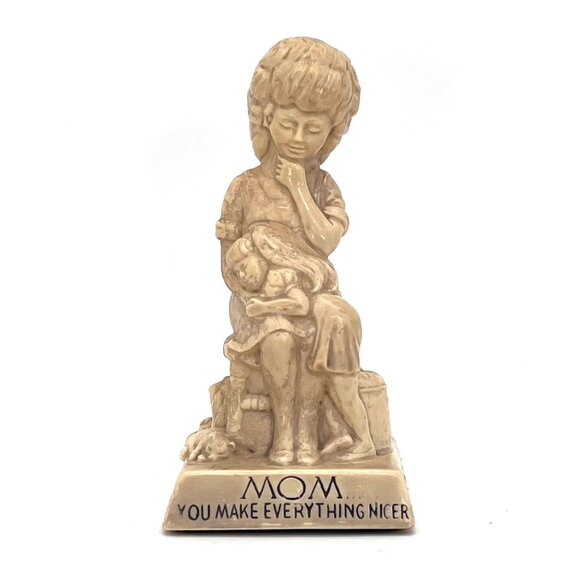 Vintage 1971 R & W Berries Co. Mom You Make Everything Nicer Mom Child Figurine - Picture 1 of 8